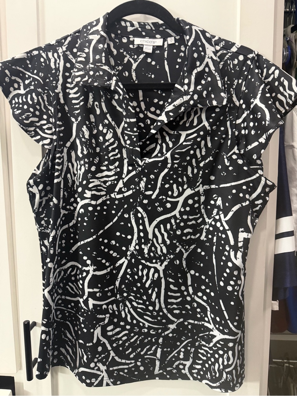 Chico's Black & White Abstract Cap-Sleeve Blouse